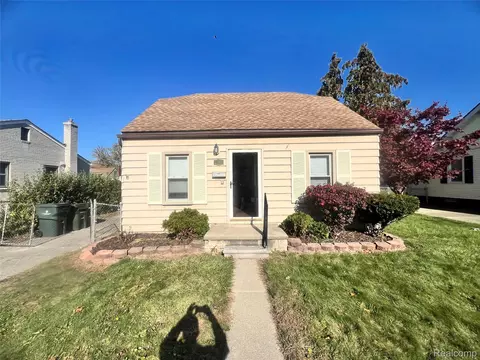 21905 Ridgeway St, Saint Clair Shores, MI 48080