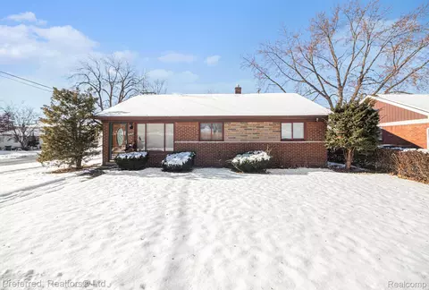 9360 Pine St, Taylor, MI 48180
