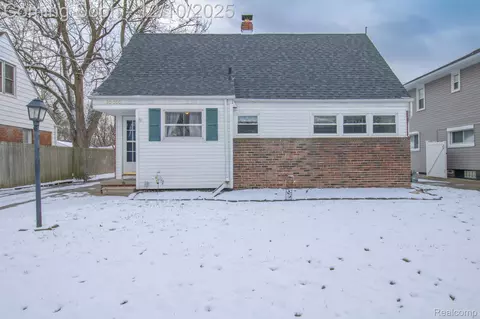 20000 Lancaster St, Harper Woods, MI 48225
