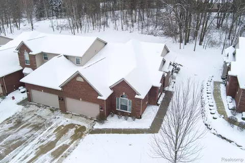 9573 Kingsway Cir, Springfield, MI 48348