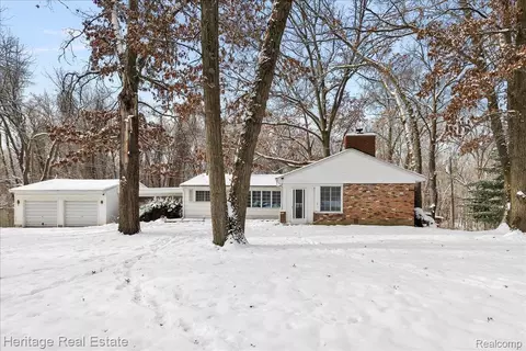 251 Doremus Ave, Waterford, MI 48328