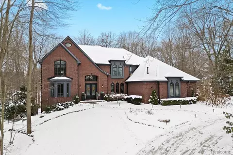 9050 Cascade Dr, Green Oak, MI 48178