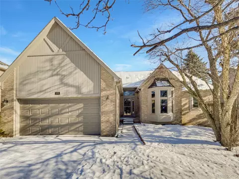 1976 Hutchins Dr, Rochester, MI 48309