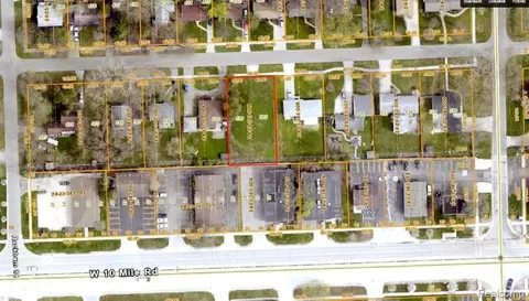 19095 Hilton Dr, Southfield, MI 48075