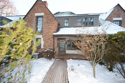1060 Wimbleton Dr, Birmingham, MI 48009