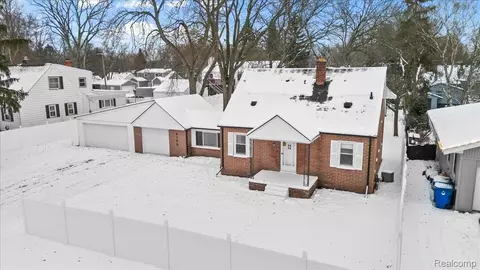 4175 Motorway Dr, Waterford, MI 48328