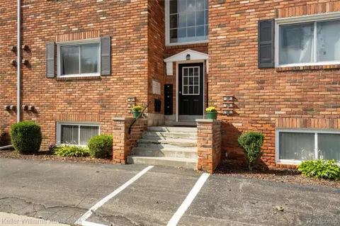 31831 Grand River Ave #27, Farmington, MI 48336