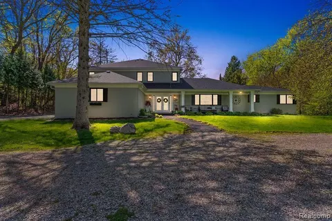 9855 Ortonville Rd, Independence, MI 48348