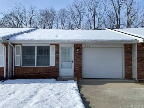 596 Yorkshire Sq Sq #23, Milan, MI 48160