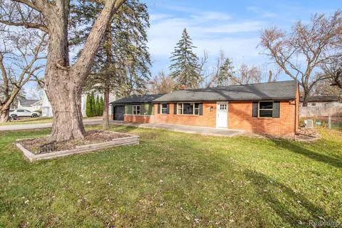 2861 Fishermans Dr, Highland, MI 48356