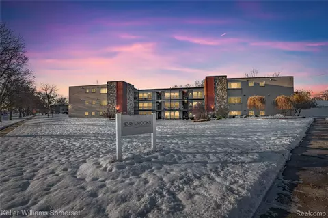 4345 Crooks Rd #26, Royal Oak, MI 48073