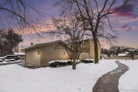 7411 Pebble Pt, West Bloomfield, MI 48322