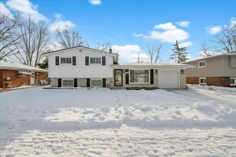 33027 Meadowlark St, Farmington, MI 48336