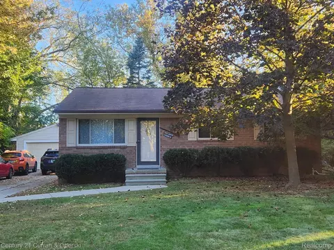 34455 Rhonswood St, Farmington Hills, MI 48335