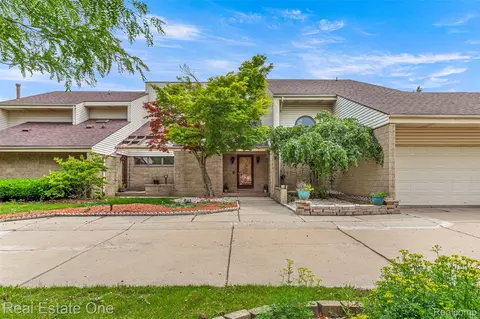 18191 Country Club Cir, Riverview, MI 48193