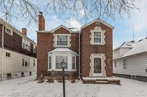 1328 Lakepointe St, Grosse Pointe, MI 48230