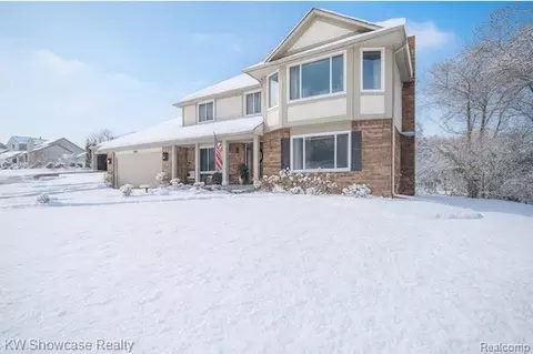 7936 Rampart Trl, Waterford, MI 48327