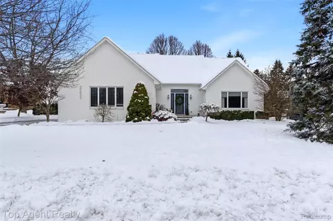 2239 Regency Hills Dr, Shelby Township, MI 48316