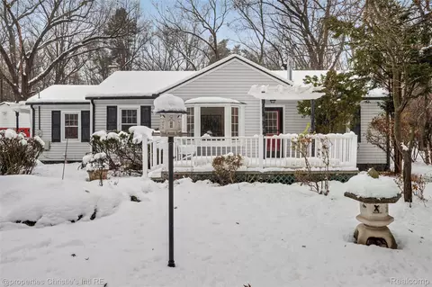 23245 Hunters Ln, Southfield, MI 48033