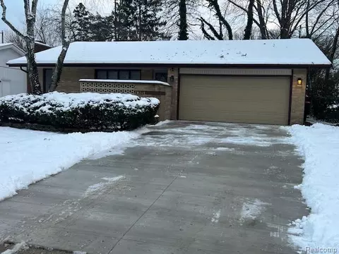 20385 Harbor Ln, Southfield, MI 48076