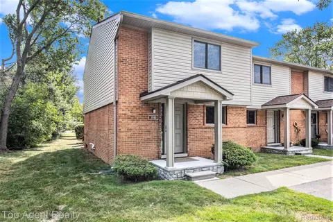 3990 Old Creek Rd, Troy, MI 48084