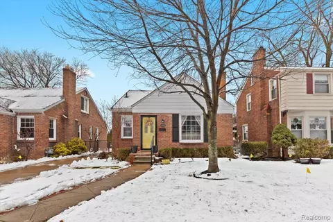 1818 Norwood Dr, Grosse Pointe Woods, MI 48236