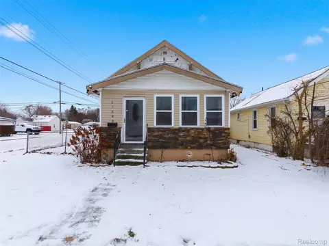 17392 Tennyson St, Roseville, MI 48066