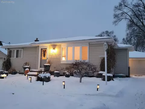 4620 Midland Ave, Waterford, MI 48329