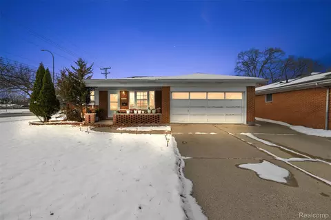29105 Palomino Dr, Warren, MI 48093