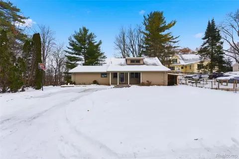 6290 Briggs Lake Dr, Brighton, MI 48116