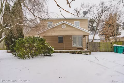2961 Chrysler Ave, Waterford, MI 48328