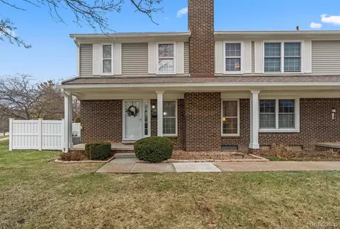 21392 E Glen Haven Cir, Northville, MI 48167