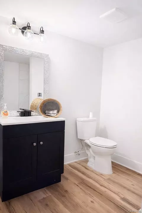Bath - 14851 Williamsburg Dr, Riverview, MI 48193 photo 2 of 5