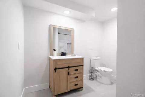 Bath - 14851 Williamsburg Dr, Riverview, MI 48193 photo 4 of 5