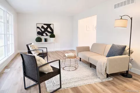 Living - 14851 Williamsburg Dr, Riverview, MI 48193 photo 1 of 2