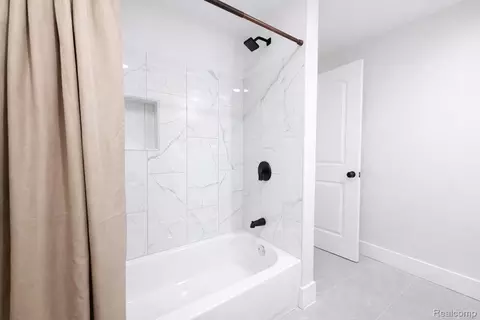 Bath - 14851 Williamsburg Dr, Riverview, MI 48193 photo 3 of 5