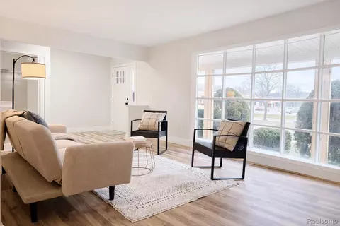 Living - 14851 Williamsburg Dr, Riverview, MI 48193 photo 2 of 2