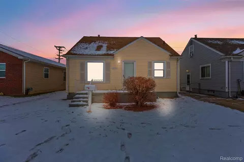 27550 Garfield St, Roseville, MI 48066
