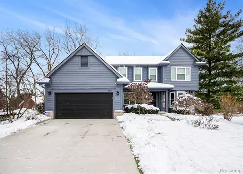 1871 Plumridge Ct, Commerce, MI 48390