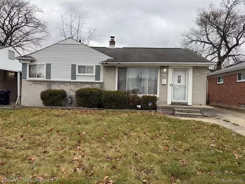 26261 Linwood St, Roseville, MI 48066