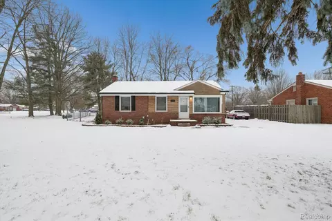 21376 Wendell St, Clinton Township, MI 48036