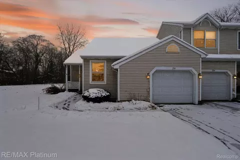 226 Meadow Pointe Dr, Fenton, MI 48430