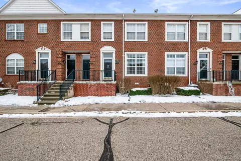 43046 Strand Dr, Sterling Heights, MI 48313