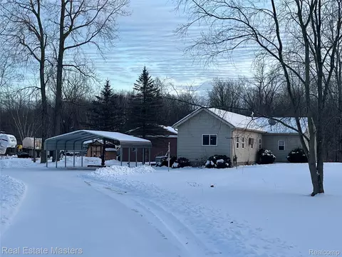 5117 Ravenswood Rd, Kimball, MI 48074