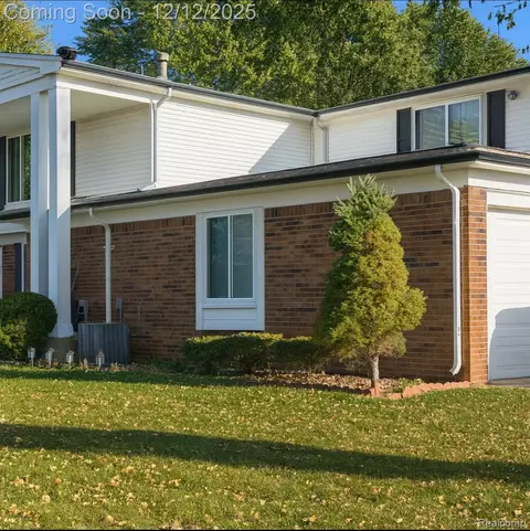 32756 Barclay Sq, Warren, MI 48093