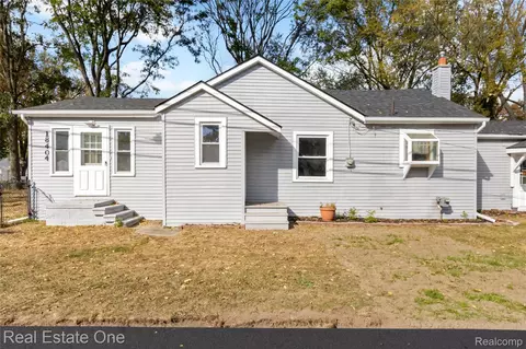 18404 Deering St, Livonia, MI 48152