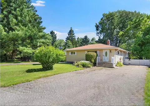 6333 Harriet Dr, Waterford, MI 48327