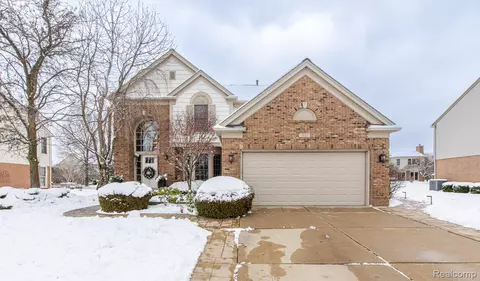 3521 E Pond Ln, Orion, MI 48359