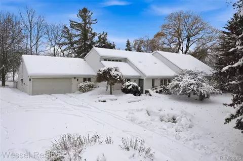 1044 N Oxford Rd, Oxford, MI 48371