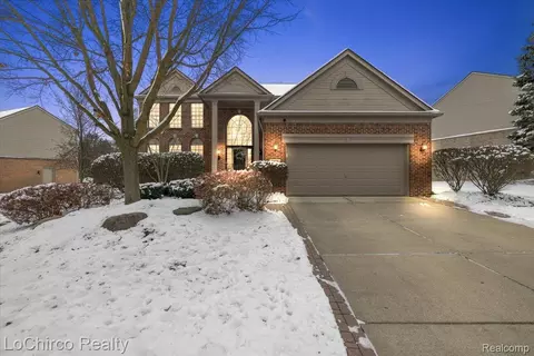 1908 Beaver Creek Dr, Rochester, MI 48307